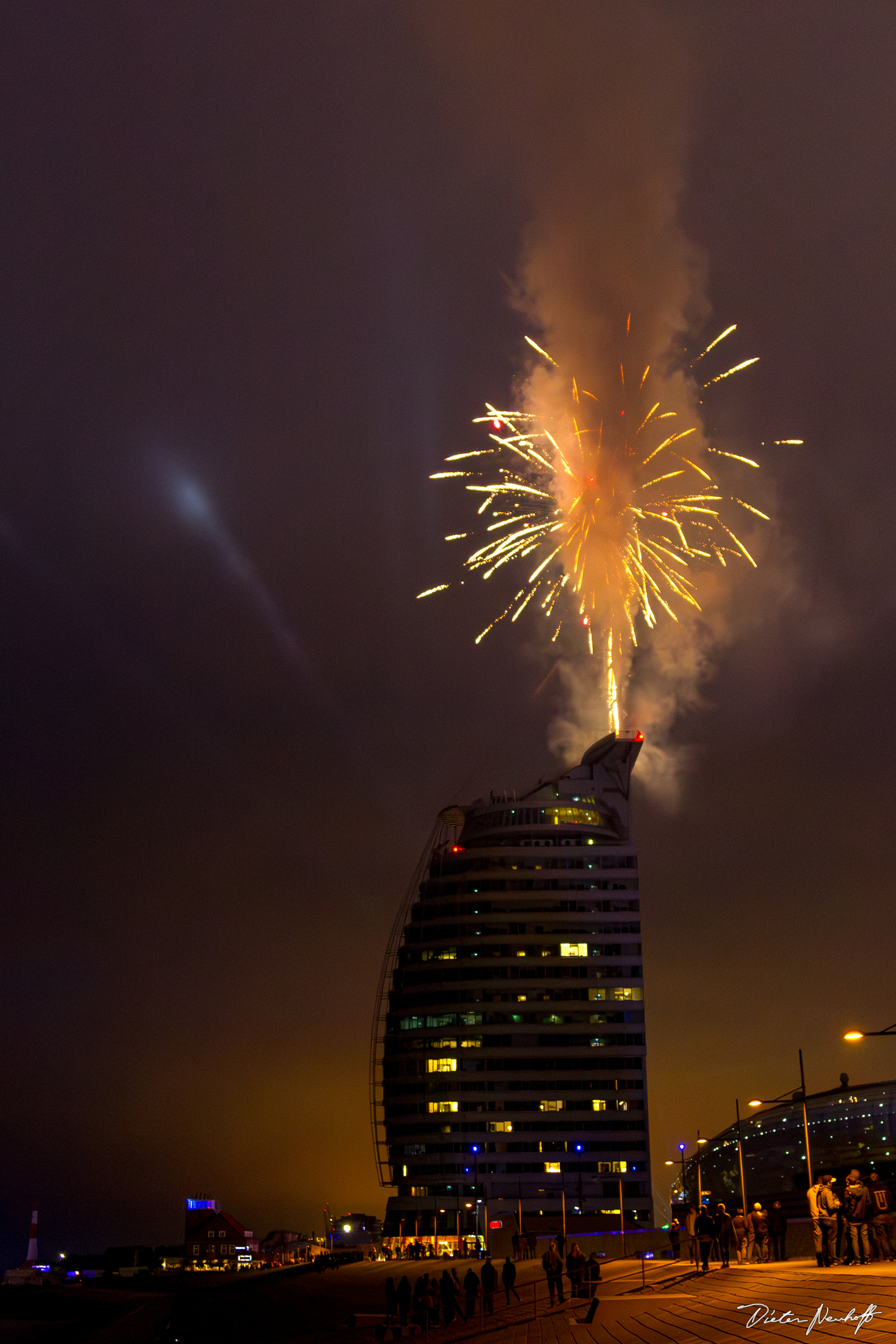 Bremerhaven - Feuerwerk auf dem Sail City (2016)